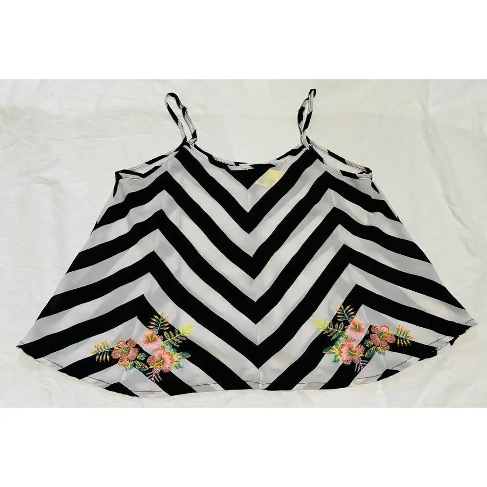 Fifty Street Top Women's Sz L Black White Chevron Pattern‎ embroidered  Flowers